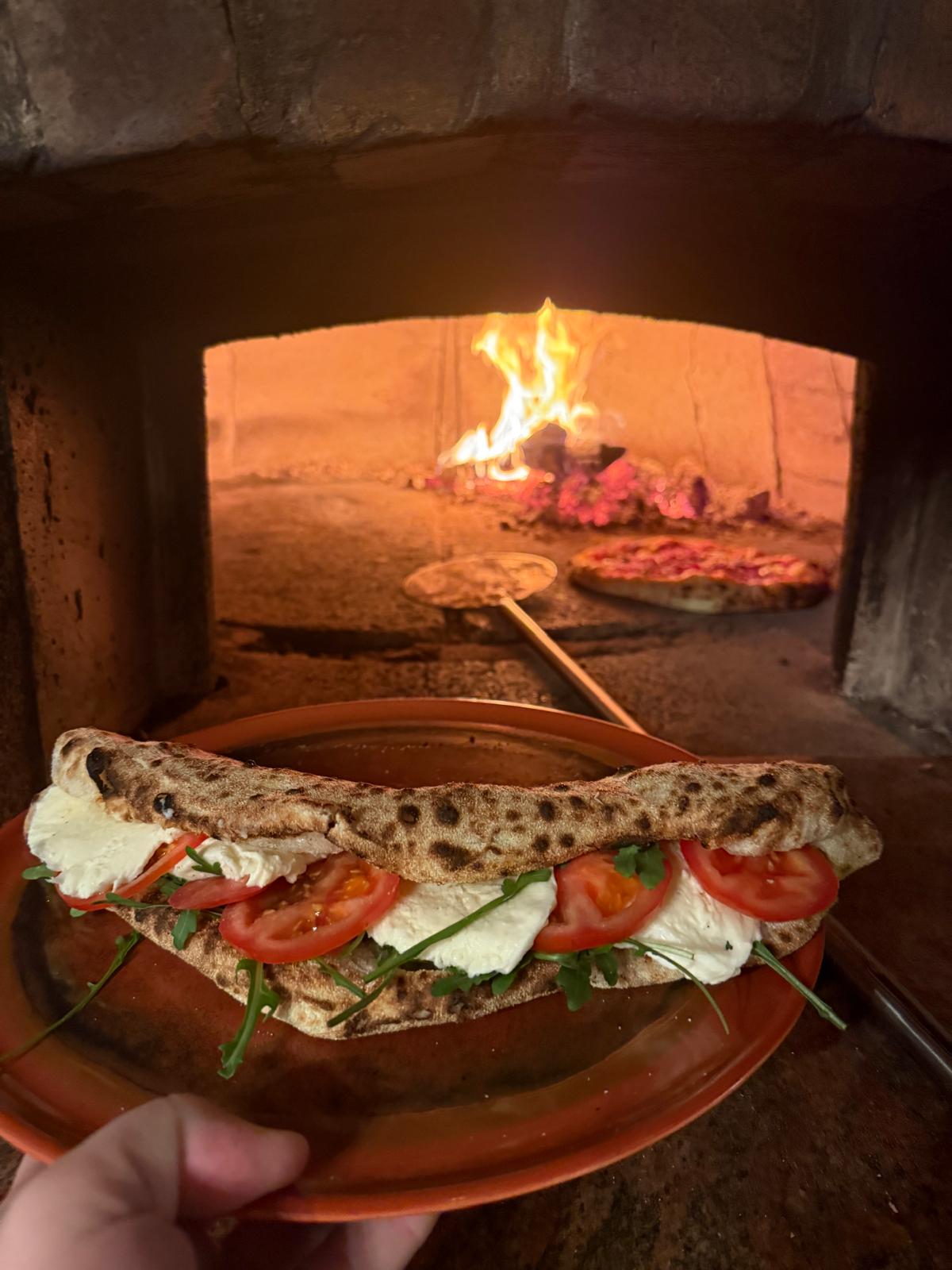 Frisches Holzofen Pizza Sandwich